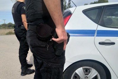 Polícia encontra explosivos em dois carros da embaixada italiana na Grécia