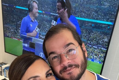 Prontos para assistir ao jogo, Fátima Bernardes e Túlio Gadelha aparecem juntinhos e combinando