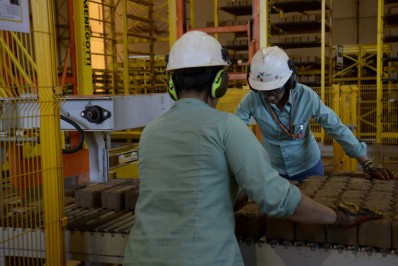 Produção industrial tem alta de 0,3% em outubro, aponta IBGE