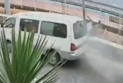 Vídeo registra momento que ciclista é atingido por van e cai no costão da Avenida Niemeyer