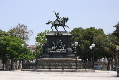 Estátua de D. Pedro I é alvo de ladrões e tem estrelas de metal furtadas