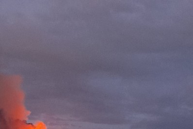 Vídeo: incêndio atinge área de mata em morro de Copacabana 