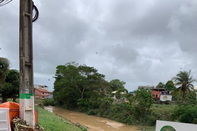Prefeito cria gabinete de crise e garante ajuda a famílias atingidas pelas fortes chuvas em todo o município