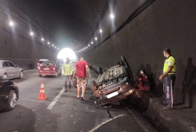 Carro capota no Túnel Rebouças e causa reflexos no trânsito