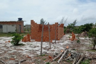 Construções irregulares em área protegida de Arraial do Cabo são demolidas