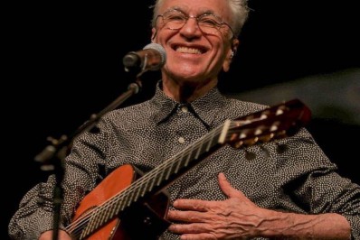 Caetano Veloso testa positivo para a covid-19 e cancela shows no Rio