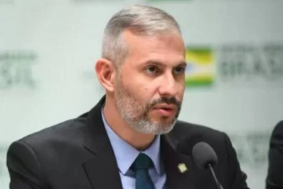 Em meio a bloqueio de verbas, ministro da Educação viaja para Paris