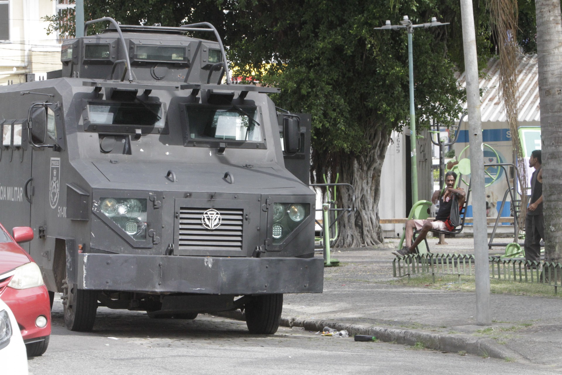 Reforço policial em torno do Morro do Juramento, nesta sexta-feira (2) - Marcos Porto/Agencia O Dia