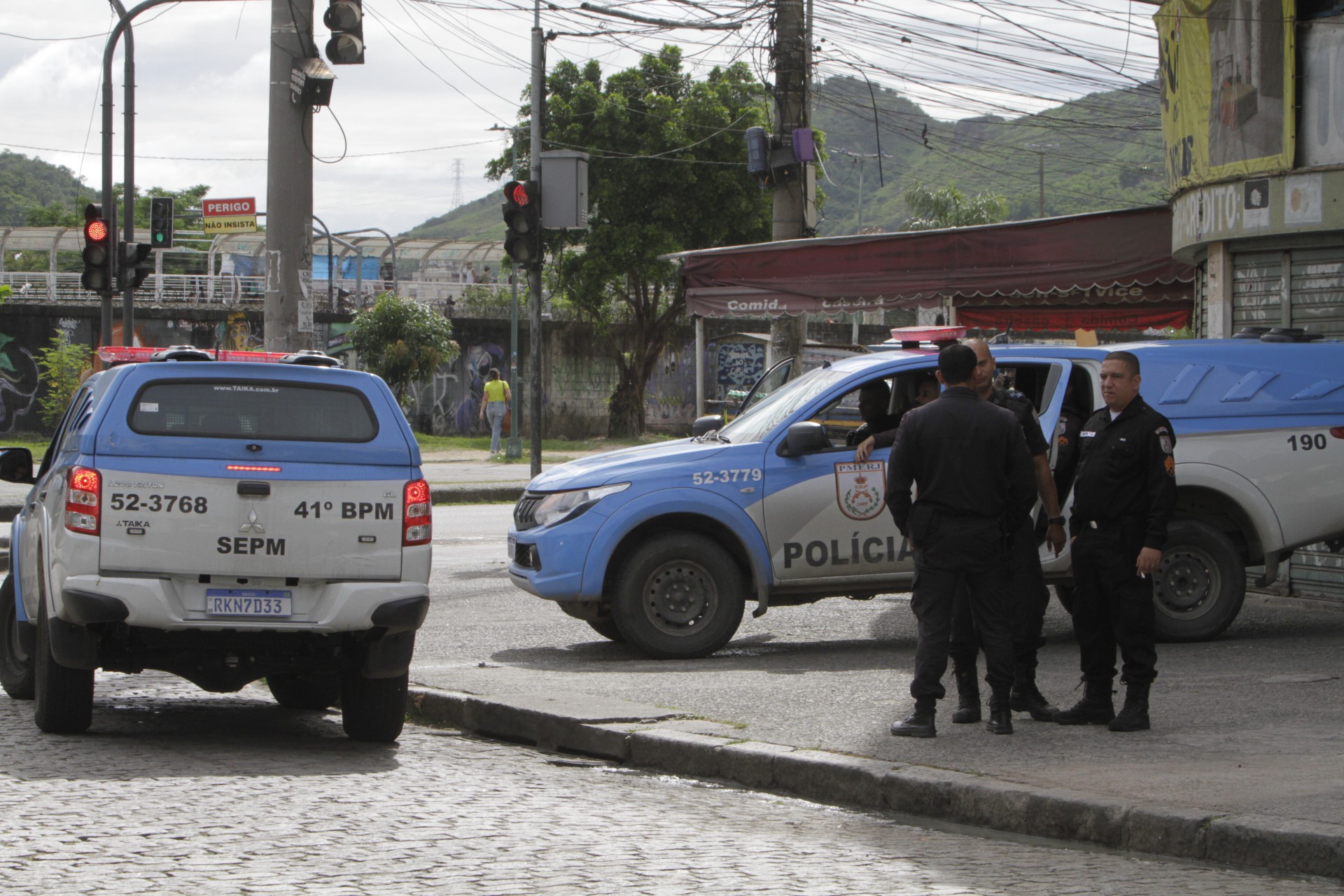 Reforço policial em torno do Morro do Juramento, nesta sexta-feira (2) - Marcos Porto/Agencia O Dia