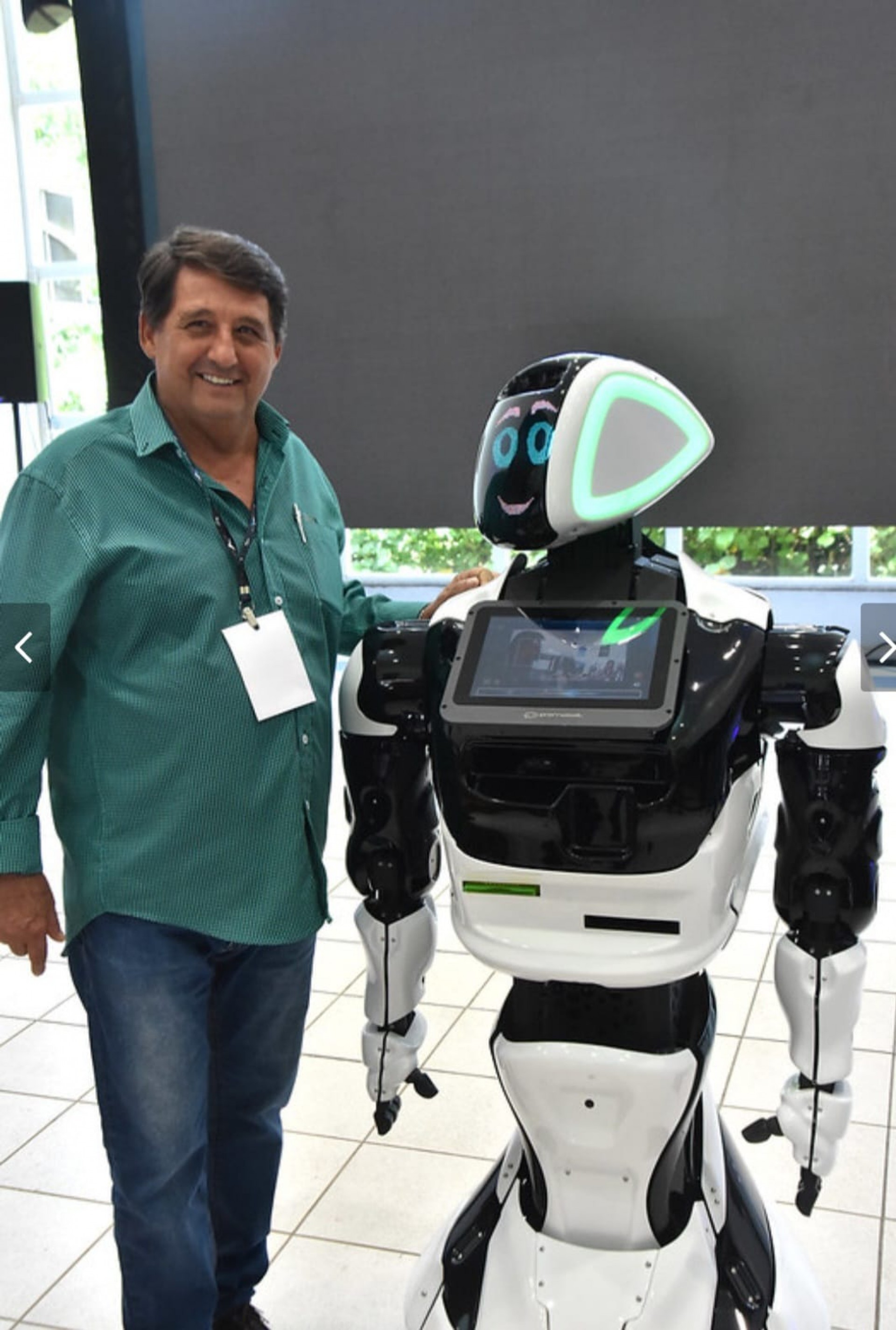 Aur&eacute;lio Marqu&ecirc;s, secret&aacute;rio de Desenvolvimento Econ&ocirc;mico posa pra foto com o rob&ocirc; Suno, atra&ccedil;&atilde;o da feira.