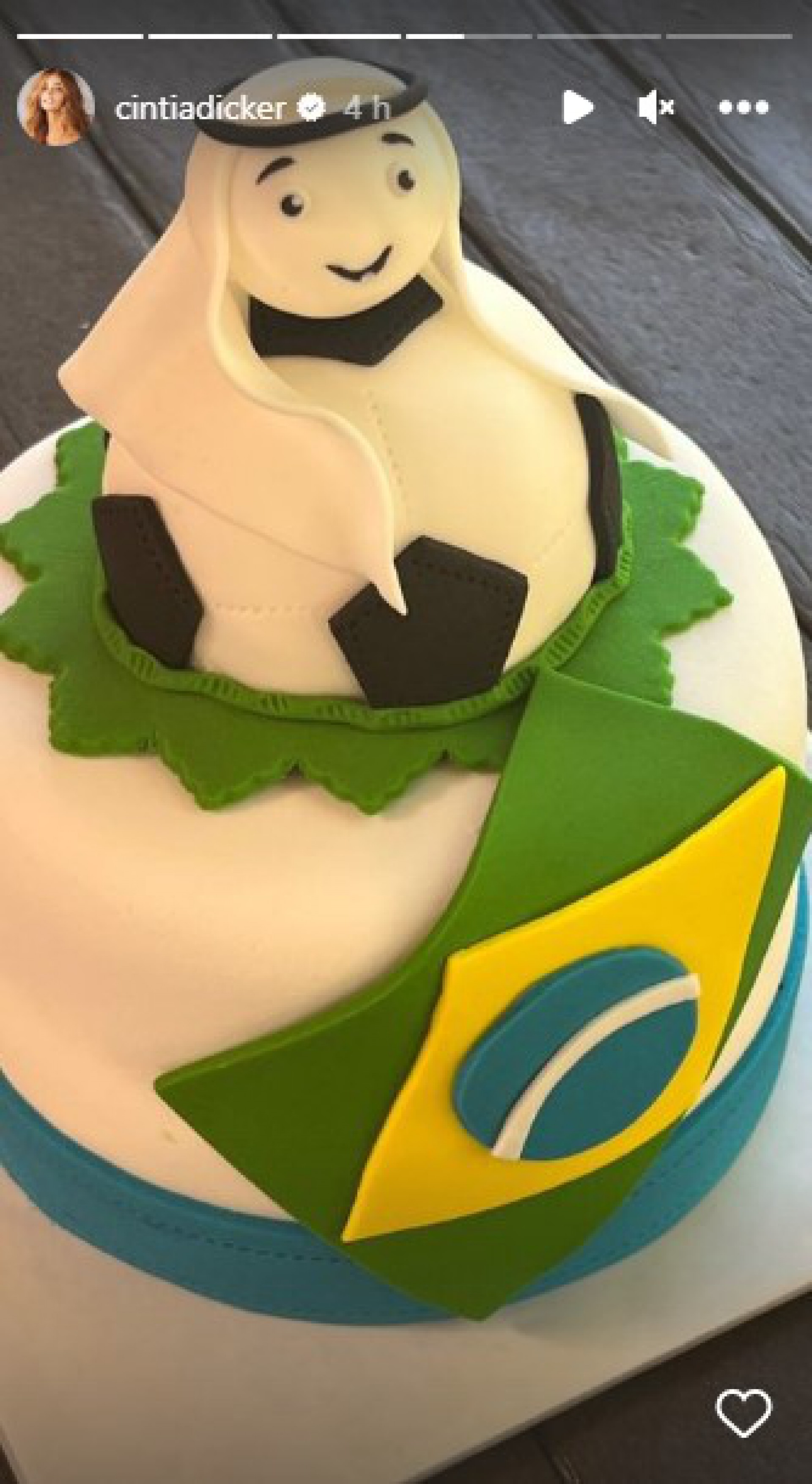 Cintia Dicker em clima de Copa - Reprodução Internet