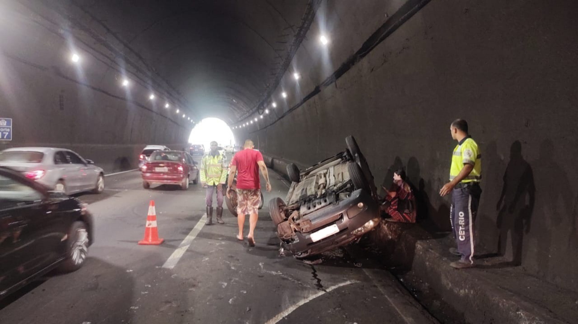Carro capota no Túnel Rebouças - Divulgação