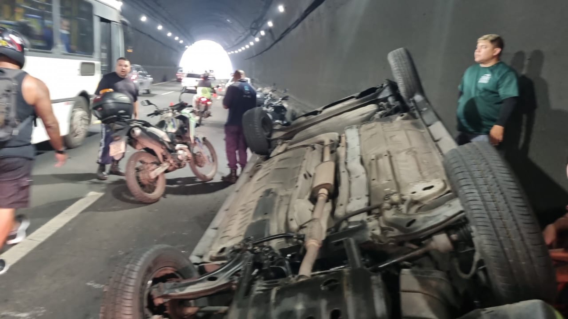 Carro capota no Túnel Rebouças - Divulgação