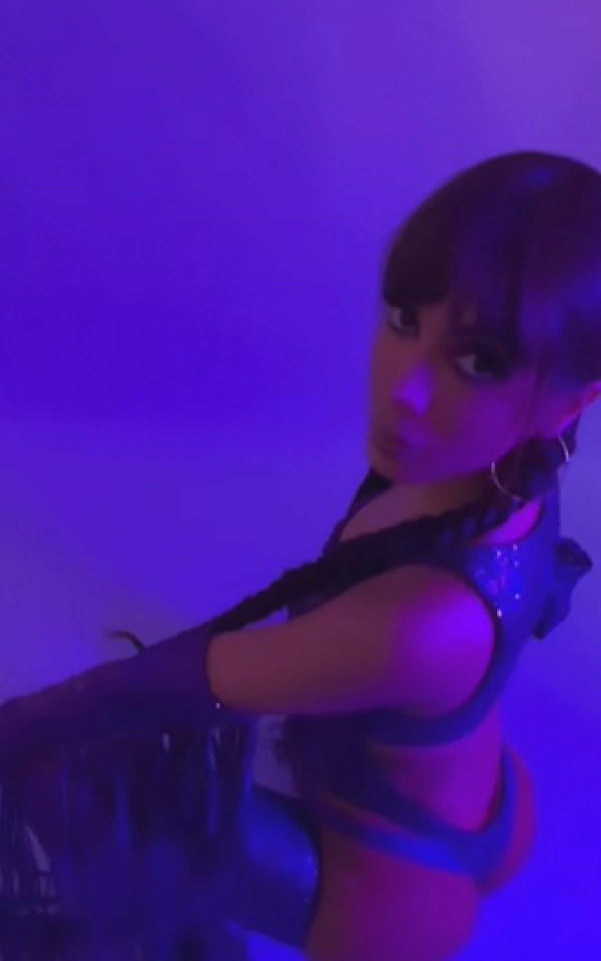 Anitta aposta em look ousado para show