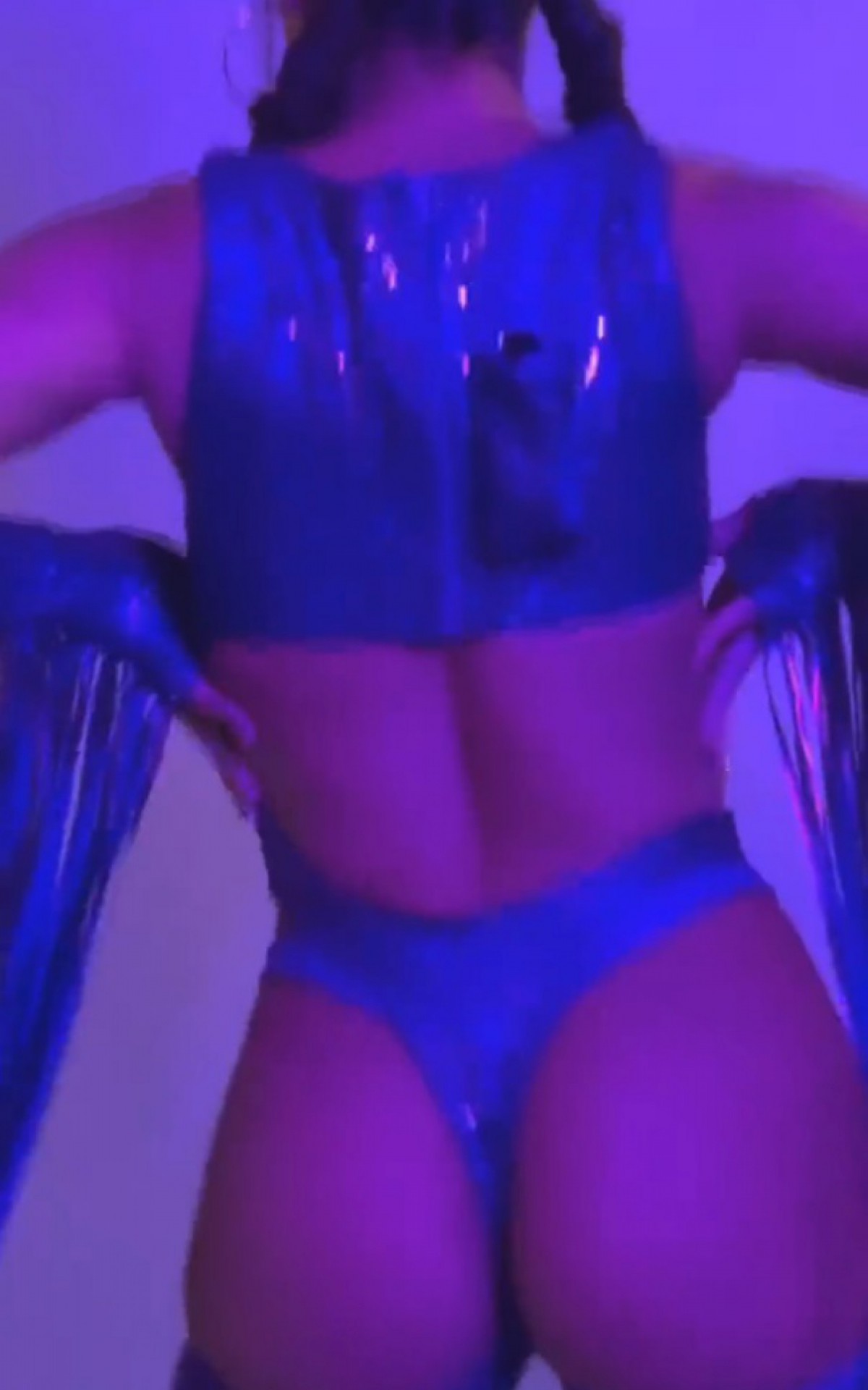 Anitta aposta em look ousado para show