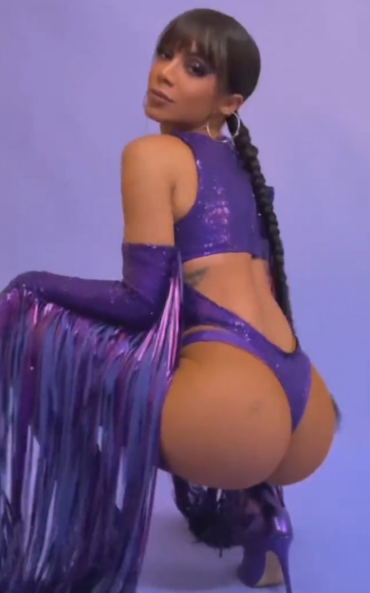 Anitta aposta em look ousado para show