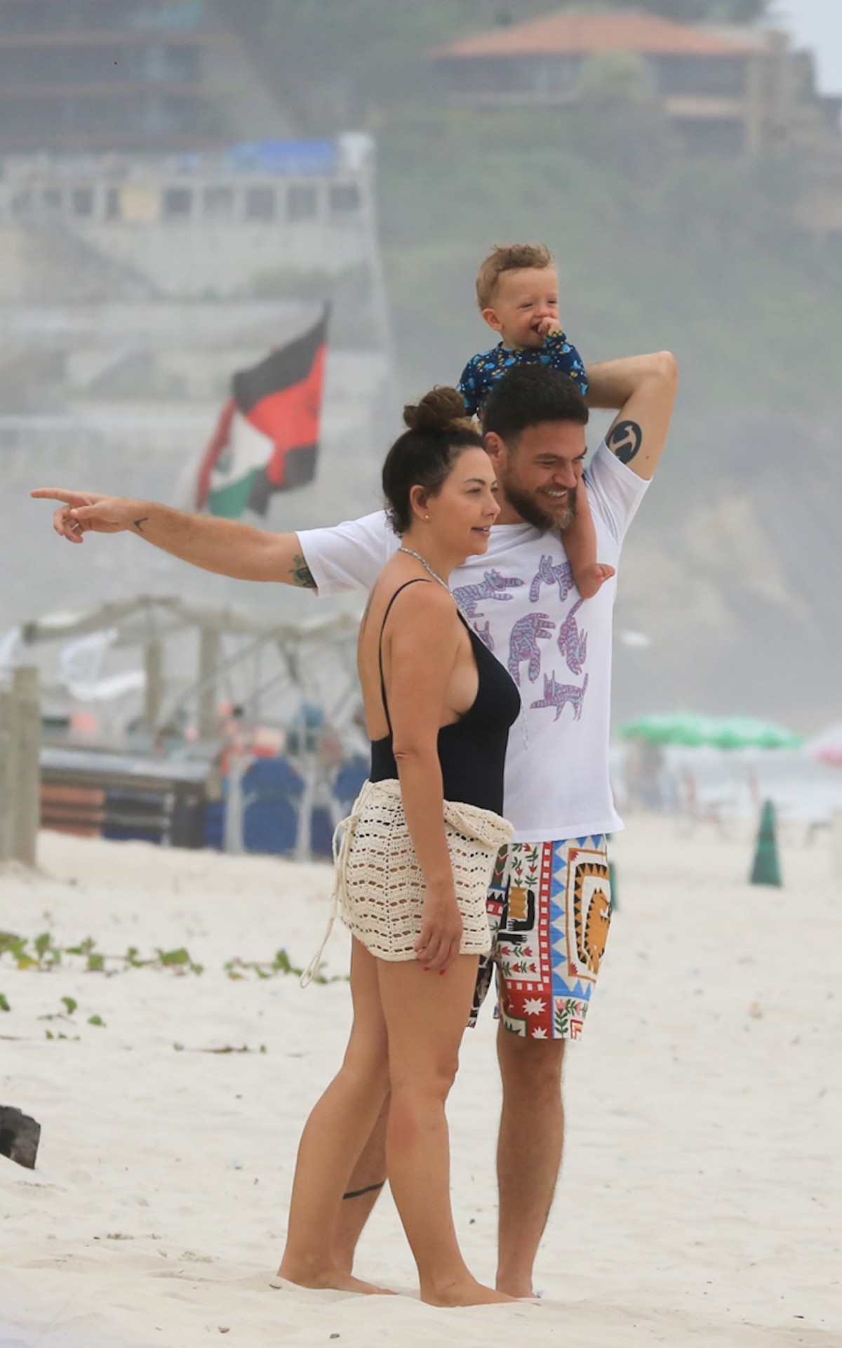 Fabiula Nascimento e Emilio Dantas se divertem com o filho em praia do Rio