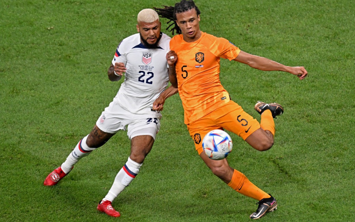 Holanda supera os Estados Unidos e é primeira seleção a se garantir nas quartas da Copa - AFP