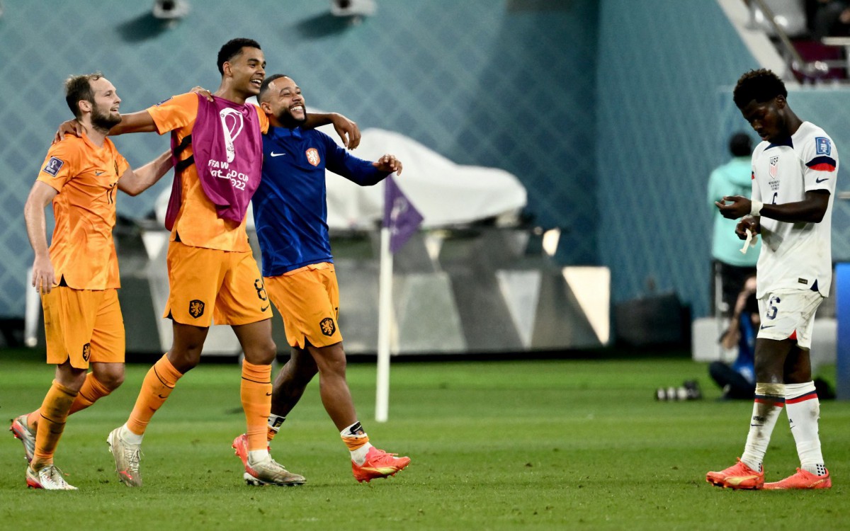 Holanda supera os Estados Unidos e &eacute; primeira sele&ccedil;&atilde;o a se garantir nas quartas da Copa