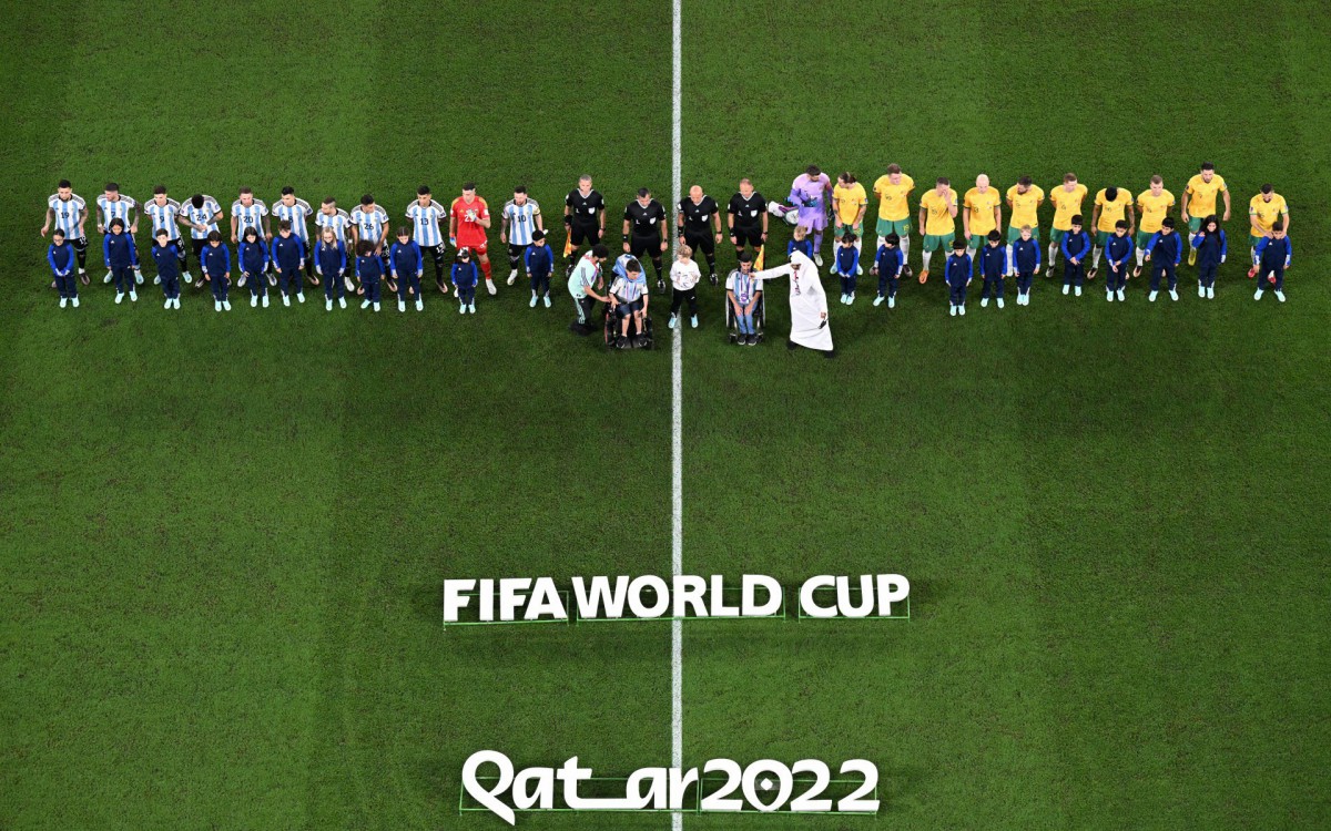 Seleções perfiladas para escutarem os hinos nacionais 