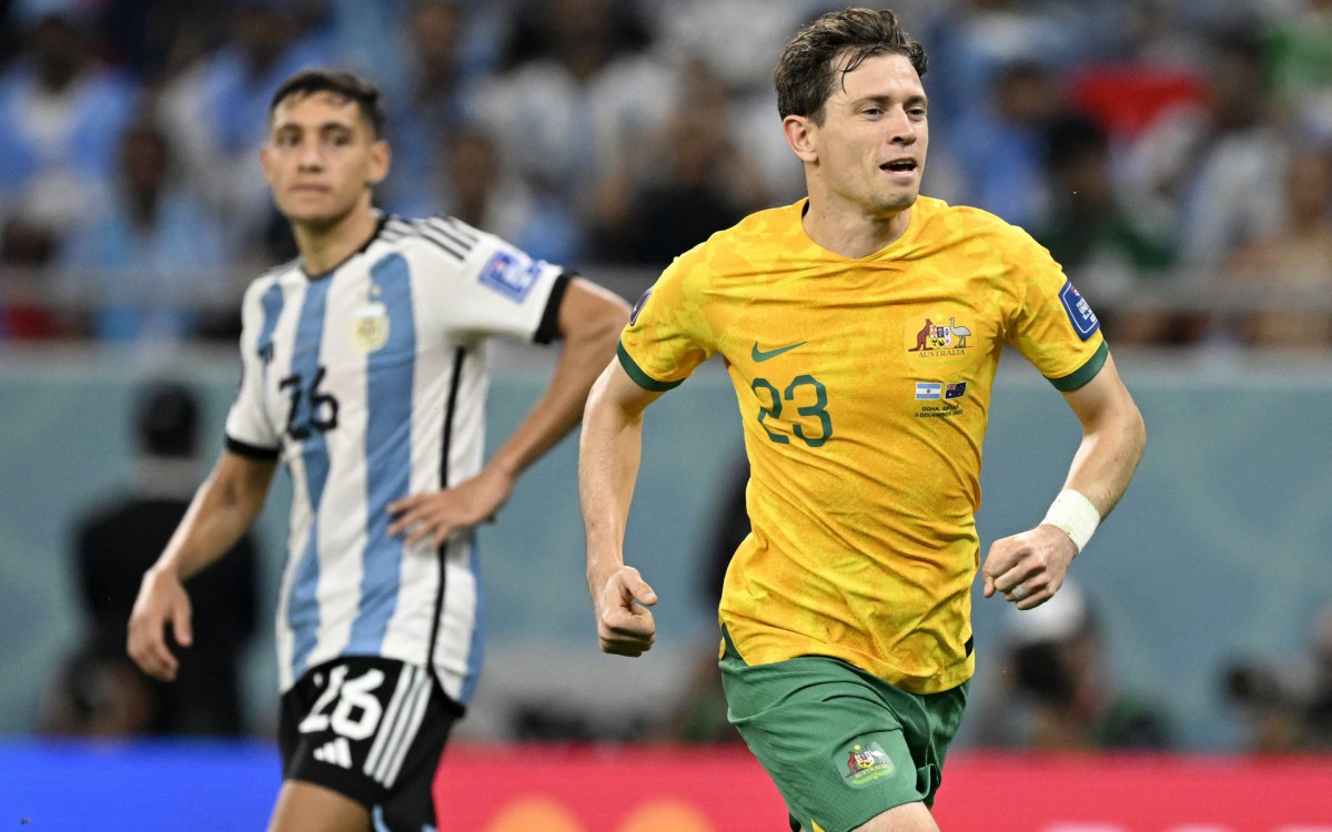 O jogo voltou a ficar emocionante quando a Austrália diminuiu. Goodwin chutou, a bola desviou em Enzo Fernández e entrou 