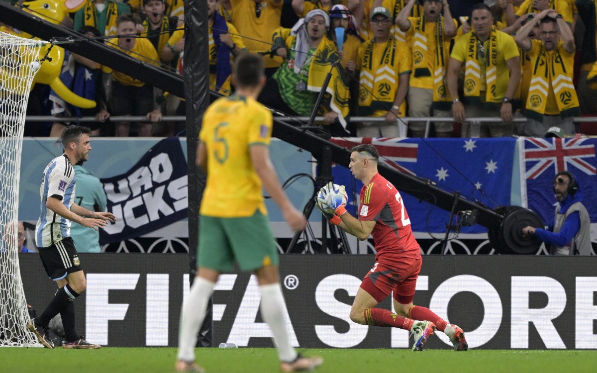 No último lance, Kuol teve a chance de mandar o jogo para a prorrogação, mas Emiliano Martínez fez grande defesa para salvar a Argentina
