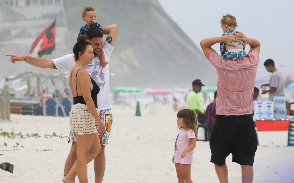 Emilio Dantas e Fabiula Nascimento curtem praia da Zona Oeste do Rio com os filhos, Rafa Vitti e Clara Maria - Fabricio Pioyani/ AgNews