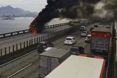 Incêndio em caminhão interdita pista na Ponte Rio-Niterói