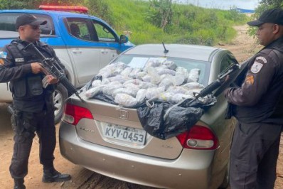 PM apreende carro lotado de entorpecentes em São Pedro da Aldeia