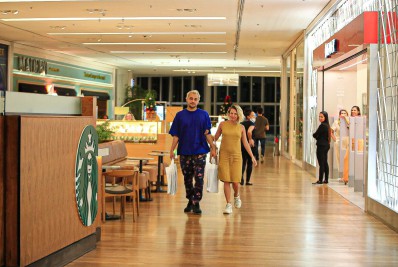 Grávida, Louise D’Tuani curte passeio com o marido Eduardo Stertblitch 