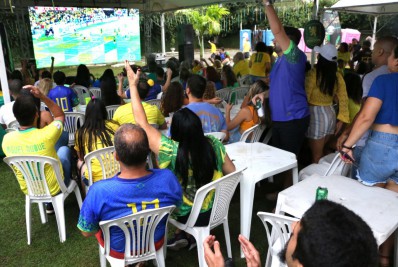 Na Fazenda da Posse, torcedores sofrem com Brasil x Camarões