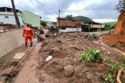 Estado envia equipes e maquinários para limpeza de cidades do Norte Fluminense