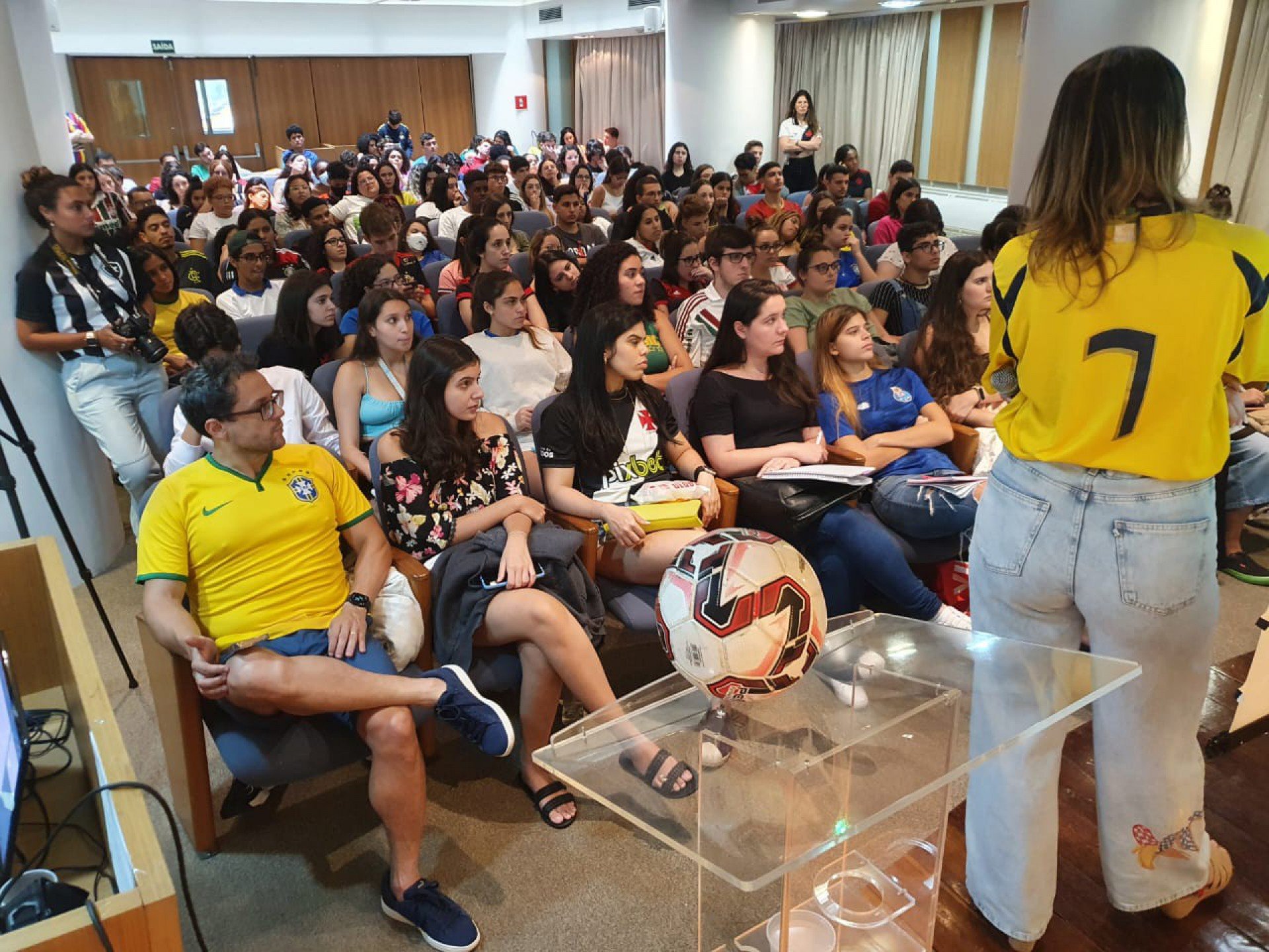 Clima da Copa do Mundo tomou conta de alunos e professores - Divulgação