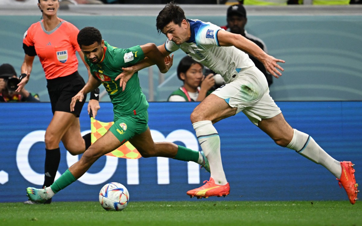 Momento em que Harry Maguire, da Inglaterra, marca Iliman Ndiaye, de Senegal