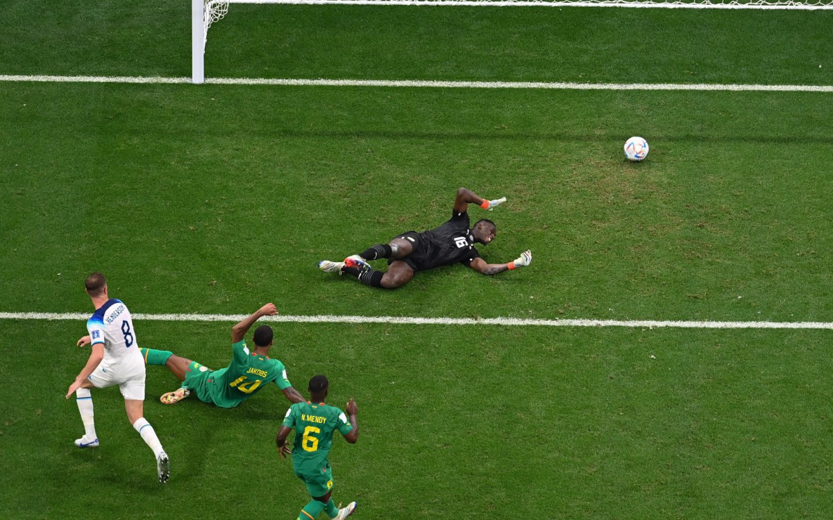 Ap&oacute;s transi&ccedil;&atilde;o r&aacute;pida, Bellingham cruzou na medida para Henderson abrir o placar