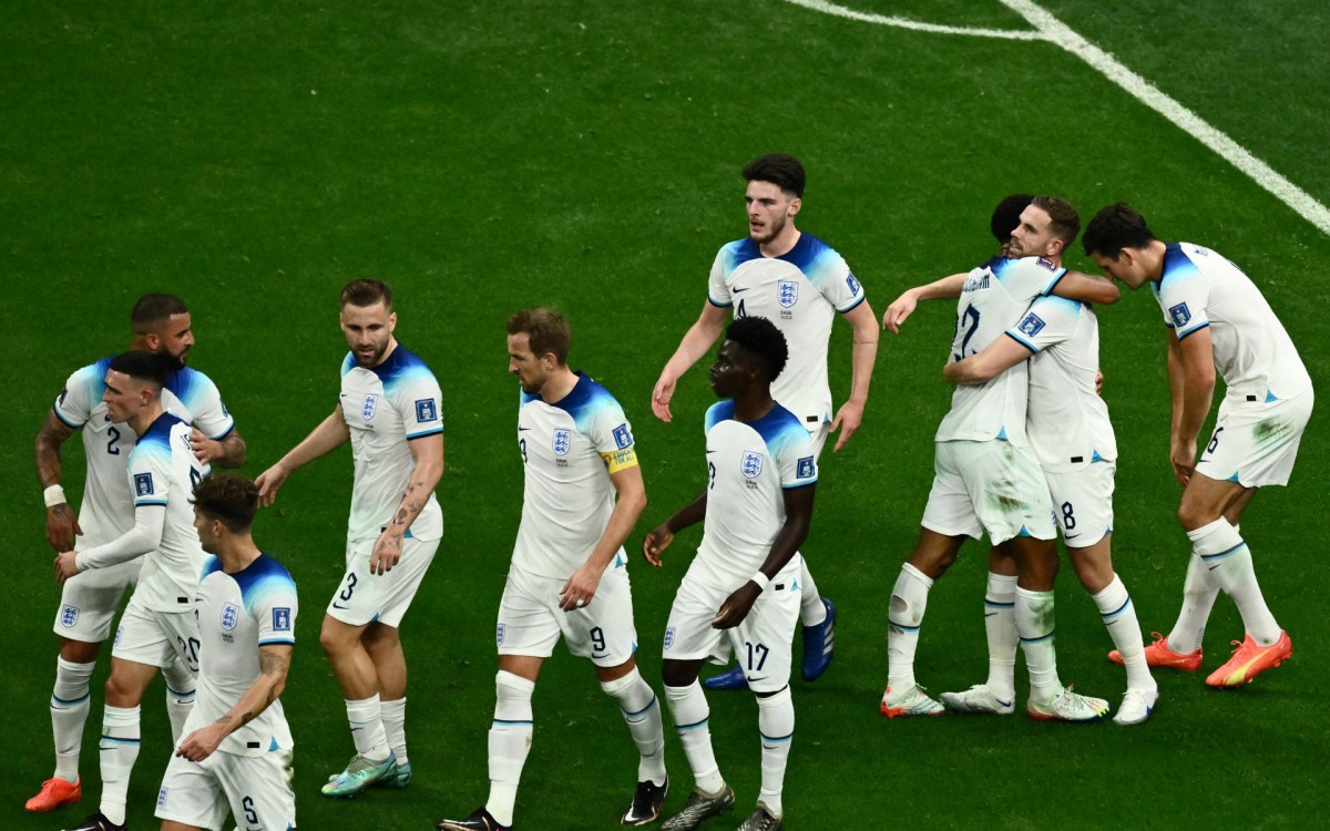 Jogadores da sele&ccedil;&atilde;o inglesa comemoram gol de Henderson