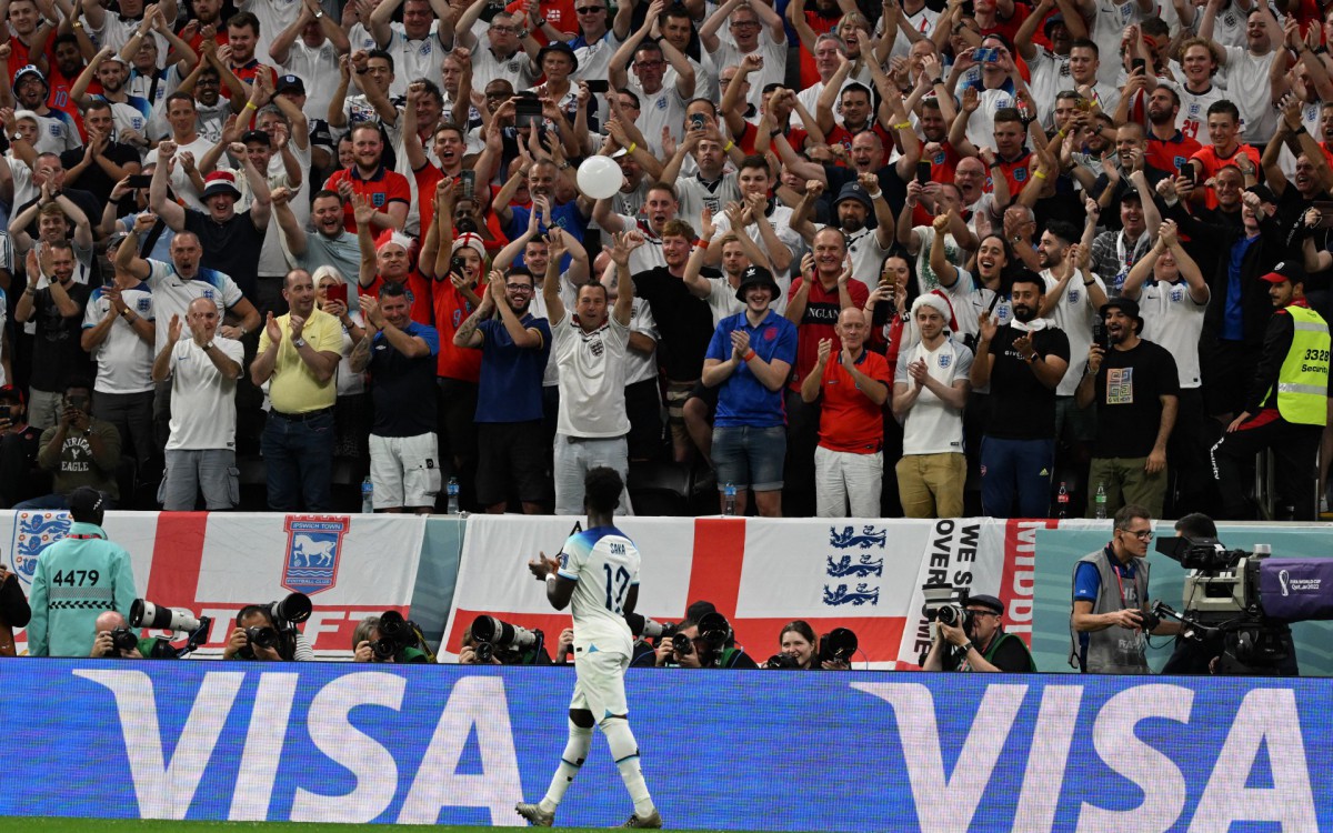 Bukayo Saka foi aplaudido de p&eacute; pelos torcedores depois de ser substitu&iacute;do