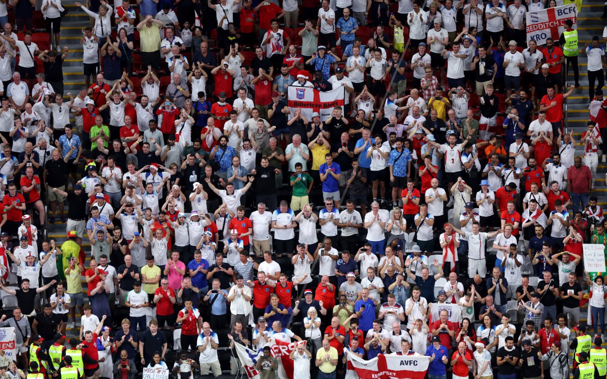 Festa da torcida nas arquibancadas do Al Bayt Stadium com a vit&oacute;ria da Inglaterra