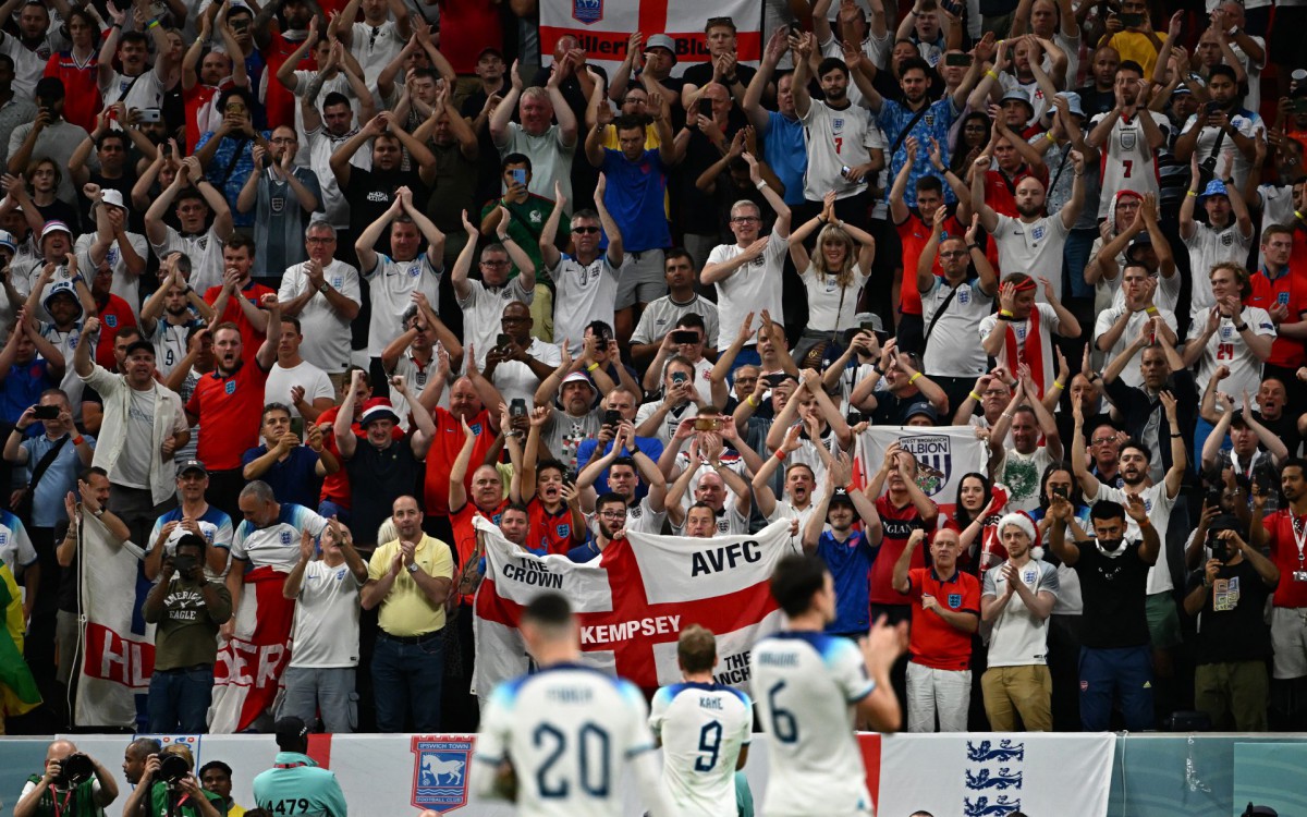 Jogadores da Inglaterra comemoram a classificação para as quartas de final com a torcida - FOTO: Anne-Christine POUJOULAT / AFP
