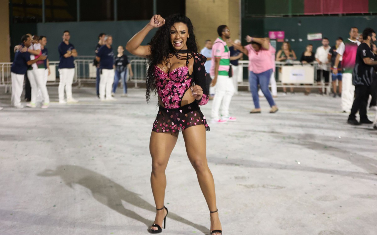Rainha de Bateria da Mangueira, Evelyn Bastos arrasa em evento da Cidade do Samba