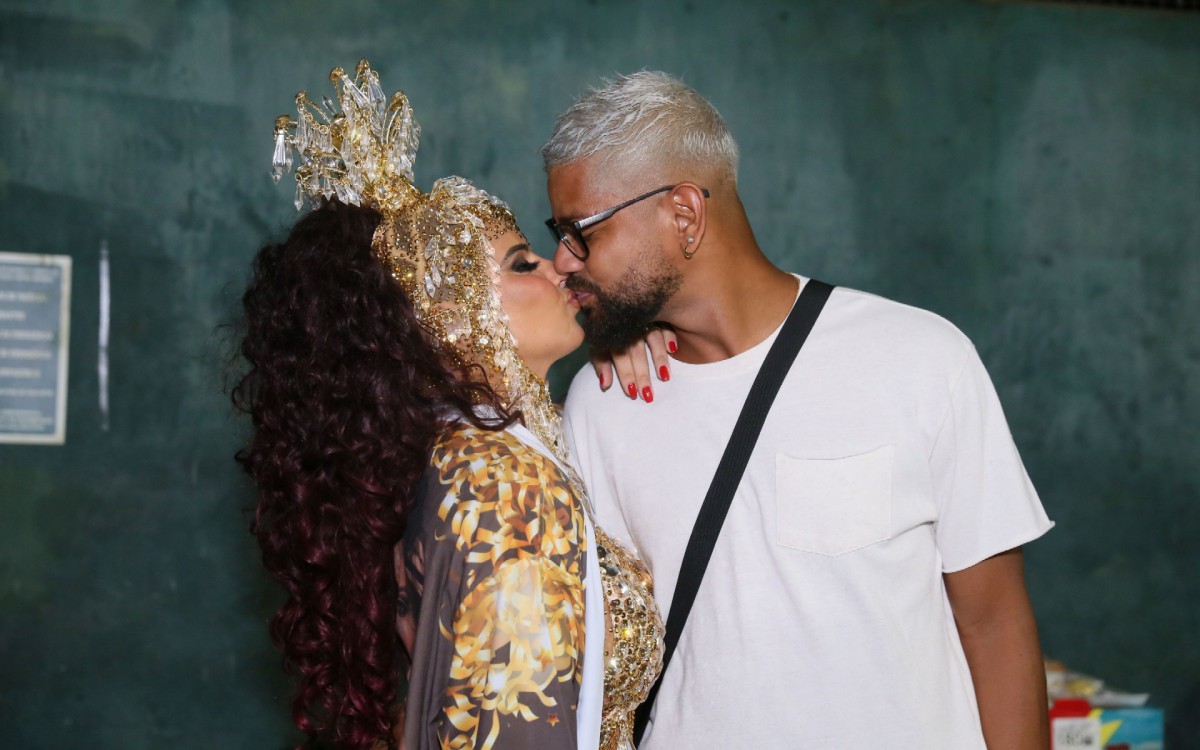 Rainha de Bateria do Salgueiro, Viviane Ara&uacute;jo beija o marido, Guilherme Milit&atilde;o