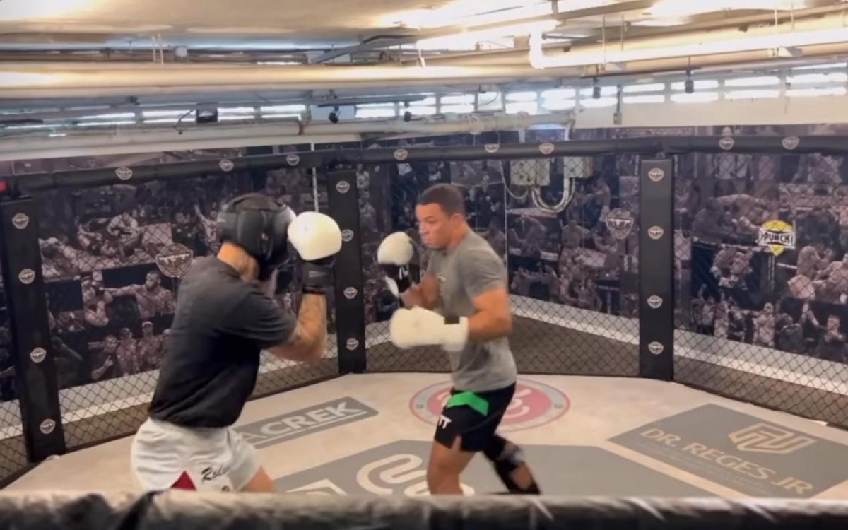 Vanilto Antunes, (D) do Favela Kombat, enfrenta Wendell Neg&atilde;o,do The Conqueror, pelo t&iacute;tulo do peso meio m&eacute;dio duplo.