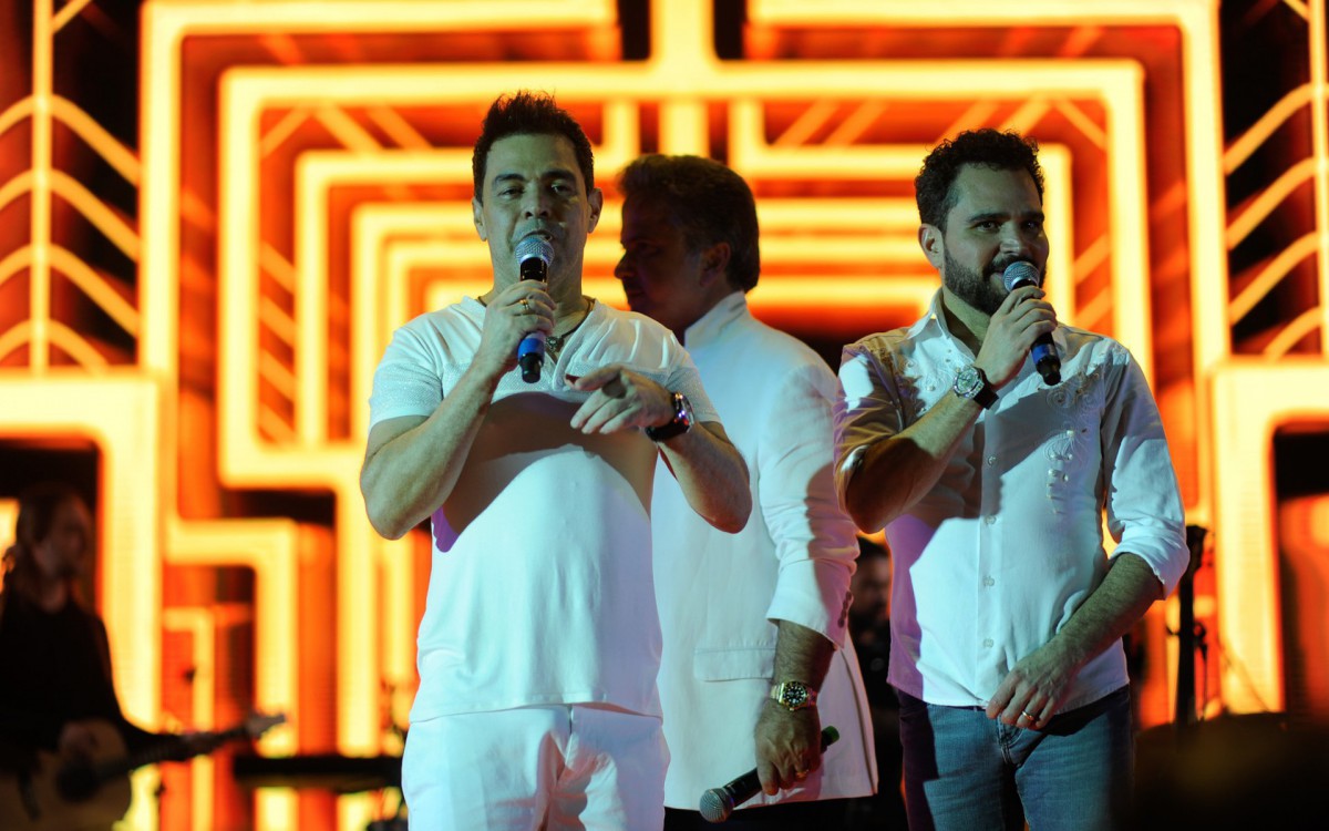 Zez&eacute; di Camargo e Luciano se apresentam em cruzeiro