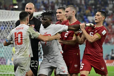 Fifa abre investigação contra jogador da Suíça por gesto obsceno contra a Sérvia