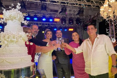 Filho de Zeca Pagodinho e psicóloga se casam no Rio; look do cantor chama a atenção