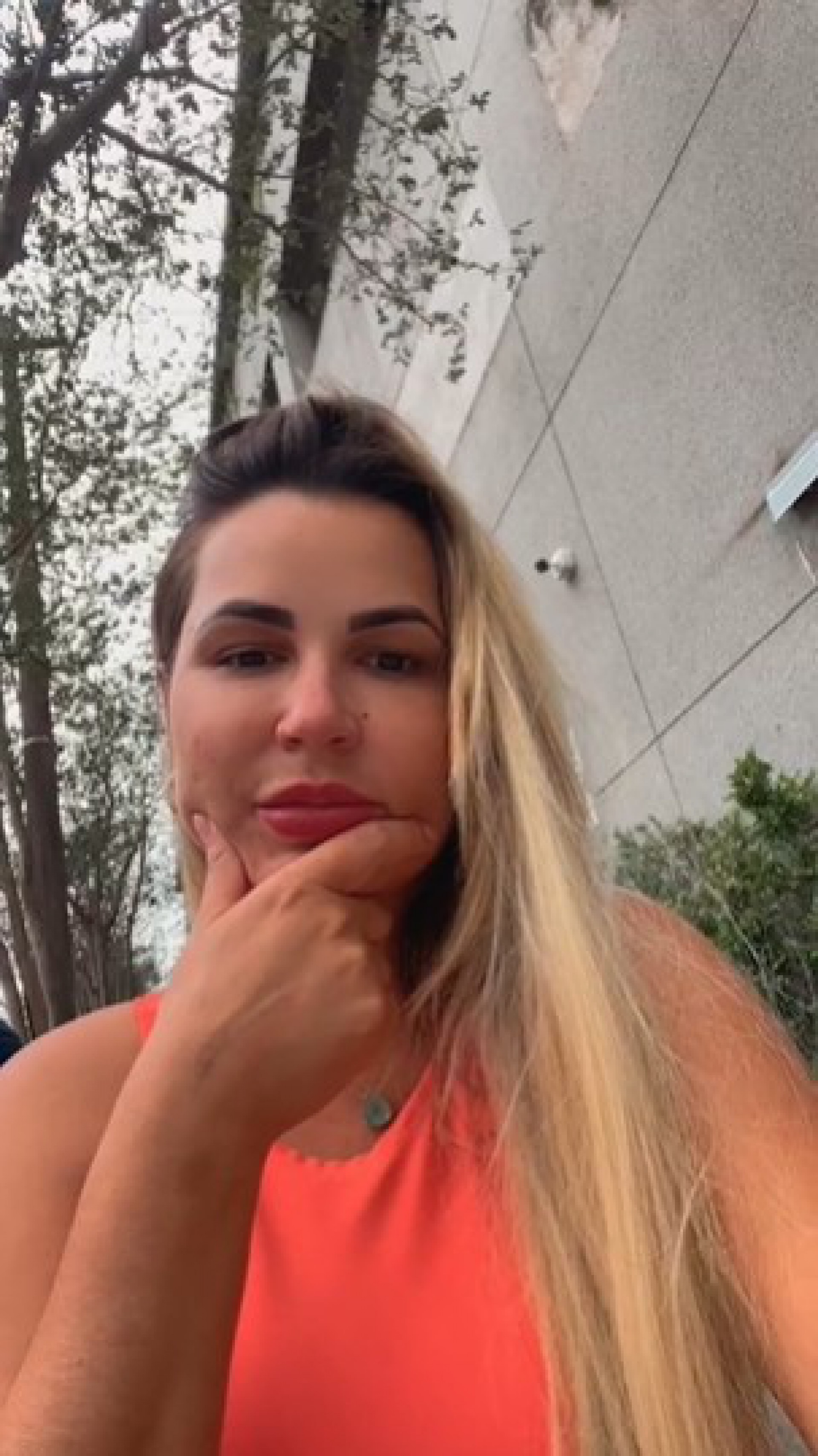 Dra Deolane abre live para comentar sobre saída do programa - Reprodução Internet