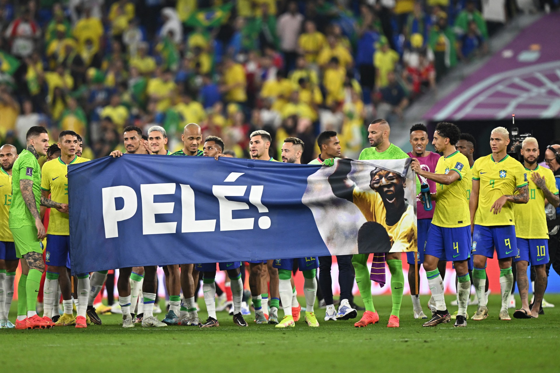 Faixa da seleção em homenagem a Pelé - FOTO: MANAN VATSYAYANA / AFP
