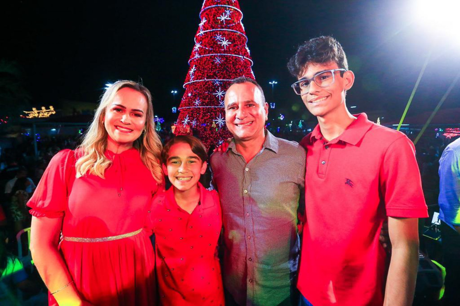 Daniela do Waguinho com os filhos Callebe, Nathan e o prefeito Waguinho no Natal Luz - Rafael Barreto / PMBR
