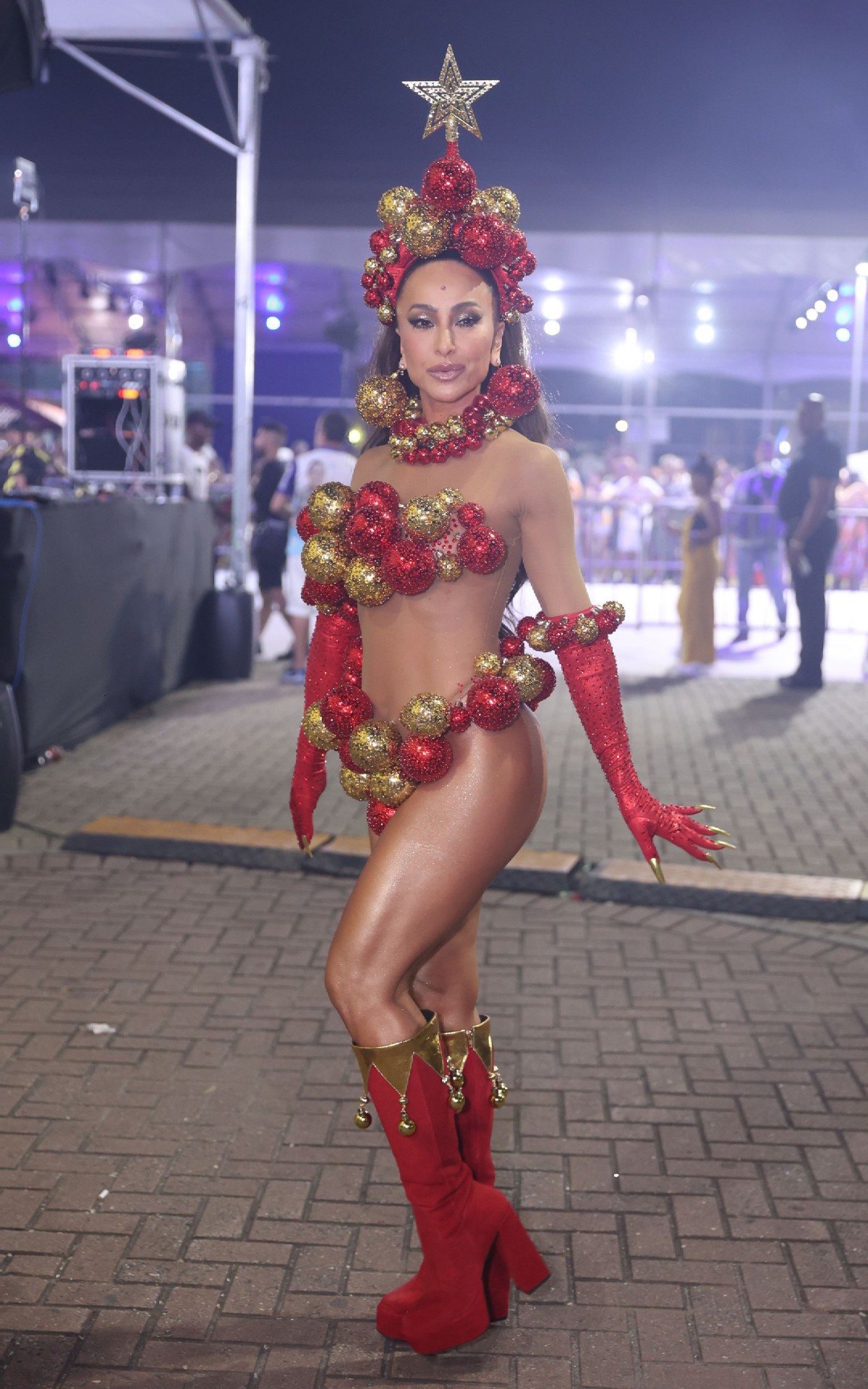 Sabrina Sato usa fantasia de &aacute;rvore de Natal para evento na Cidade do Samba