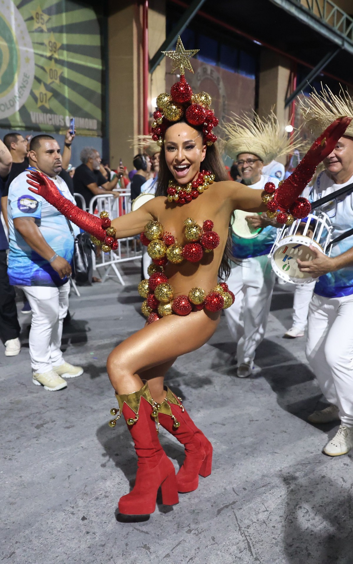 Sabrina Sato samba muito em mini desfile na Cidade do Samba